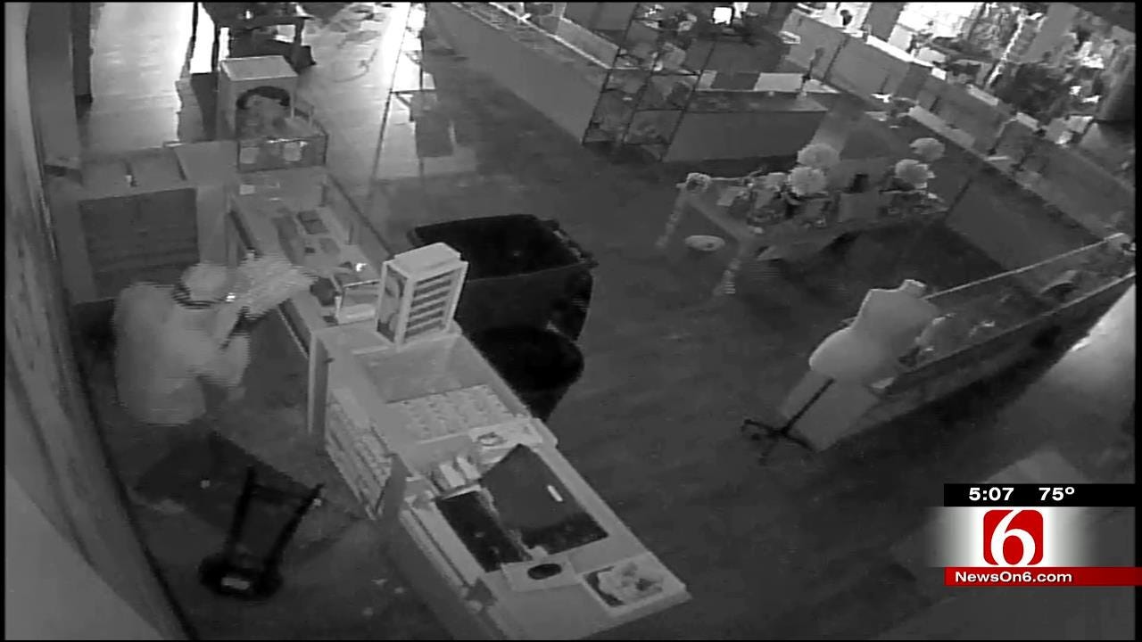Video Shows Man Stealing Jewelry From Tulsa J. Spencer Jewelry