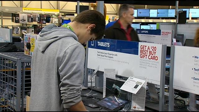 Shoppers Hit Tulsa Retail Stores For Post-Holiday Sales