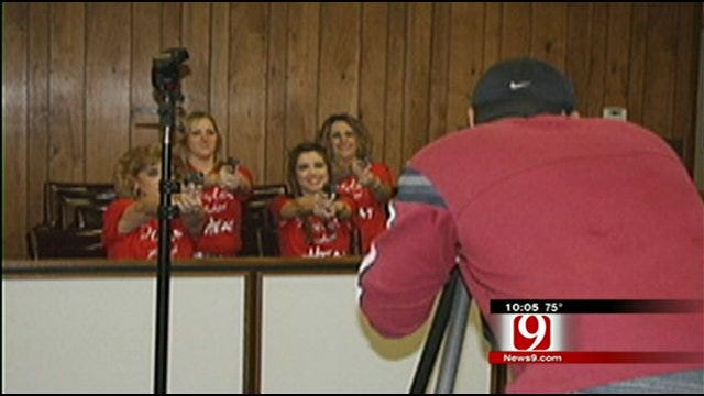 Women Bring Guns Into Lincoln County Courthouse For Photo Shoot