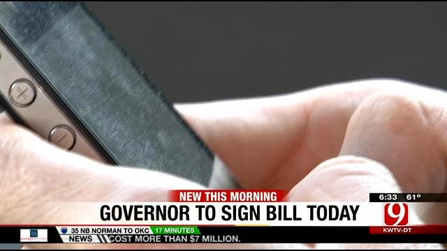 Gov. Mary Fallin To Sign Bill Banning Texting And Driving
