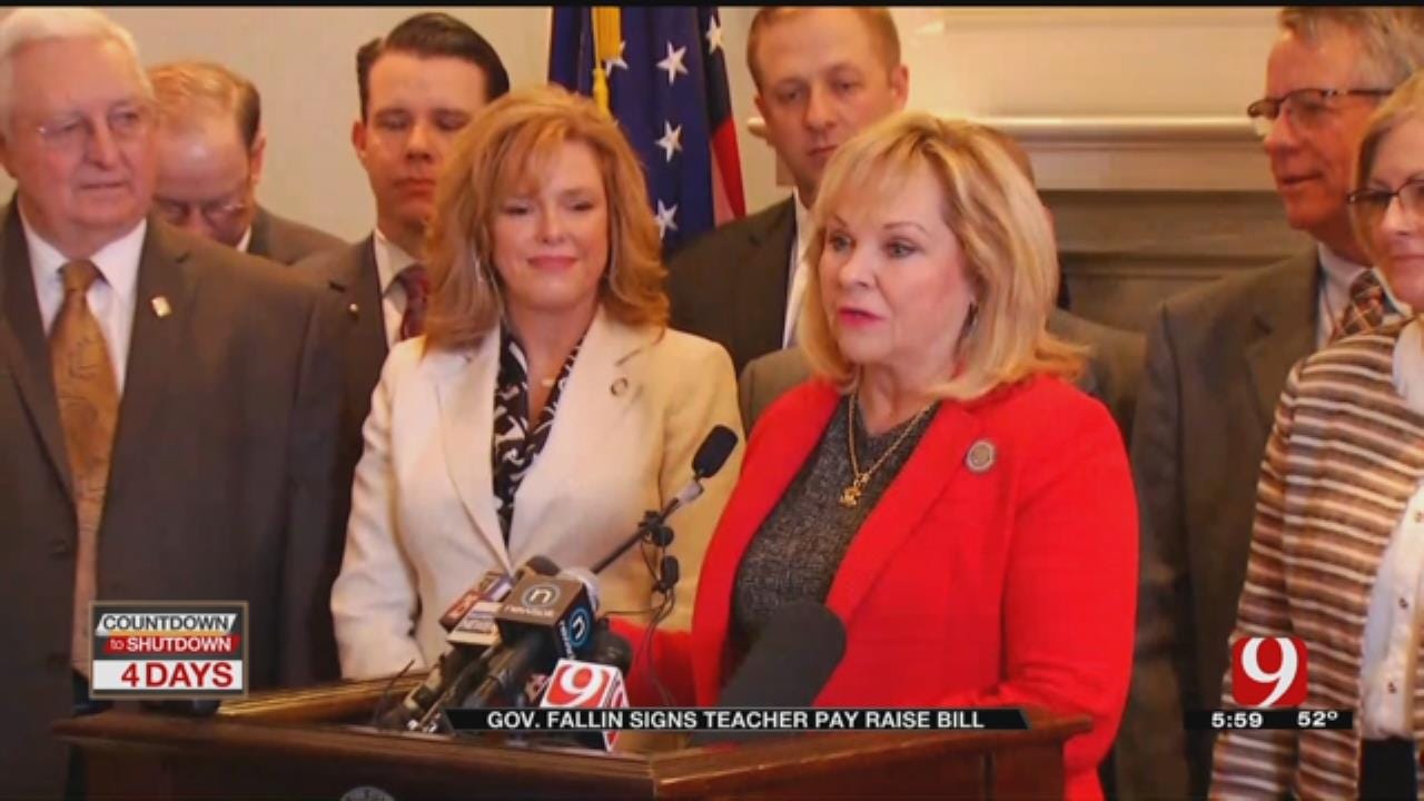 Governor Fallin Signs Historic Teacher Pay, State Employee Raise Deal