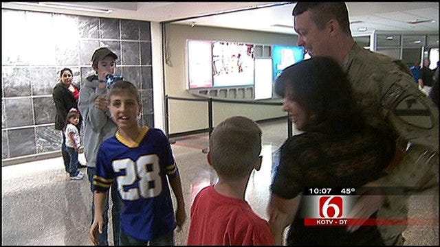 Homecoming: Soldier Dad Surprises Sons At Tulsa Airport