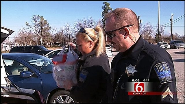 Tulsa Police Spread Christmas Cheer