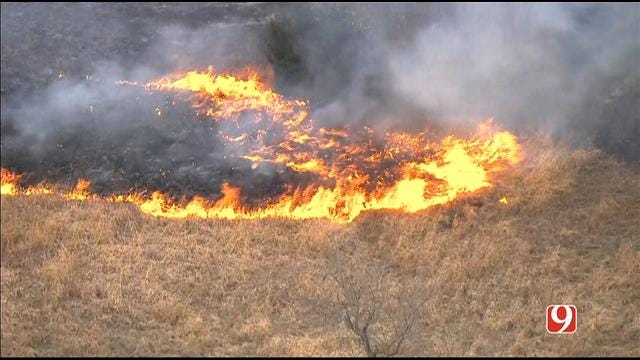 WEB EXTRA: SkyNews 9 Flies Over Grass Fire In Moore