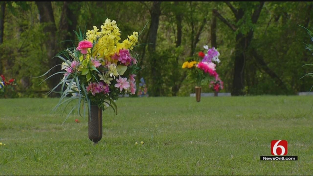 Broken Arrow Woman's Purse Stolen While Decorating Father's Grave