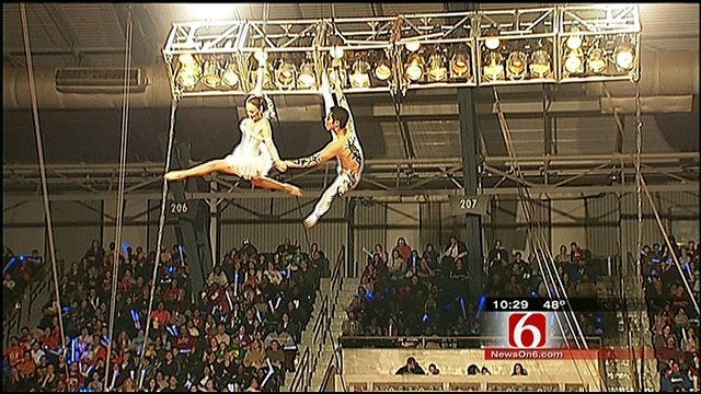 American Airlines Employees Attend Free Circus Event In Tulsa