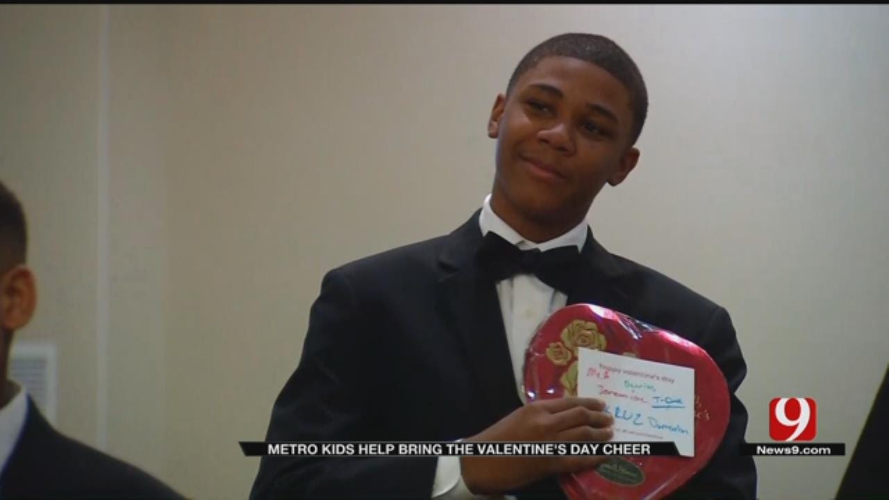 Students Surprise Fast Food Employees On Valentine’s Day