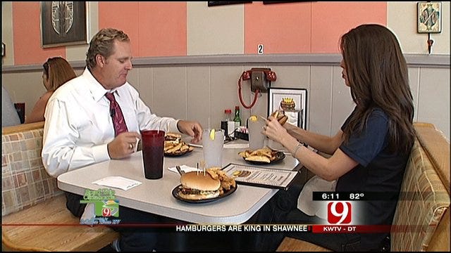 Amanda, Kelly Experience The Famous 'Hamburger King' In Shawnee