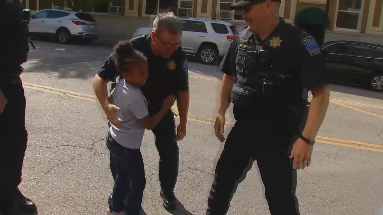 WEB EXTRA: Louisiana Girl On A Mission, Hugs Tulsa Police Officers