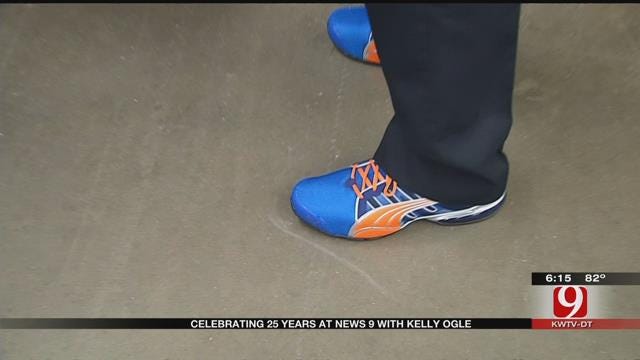 Kelly Gives Shoes To OKC Police Officers