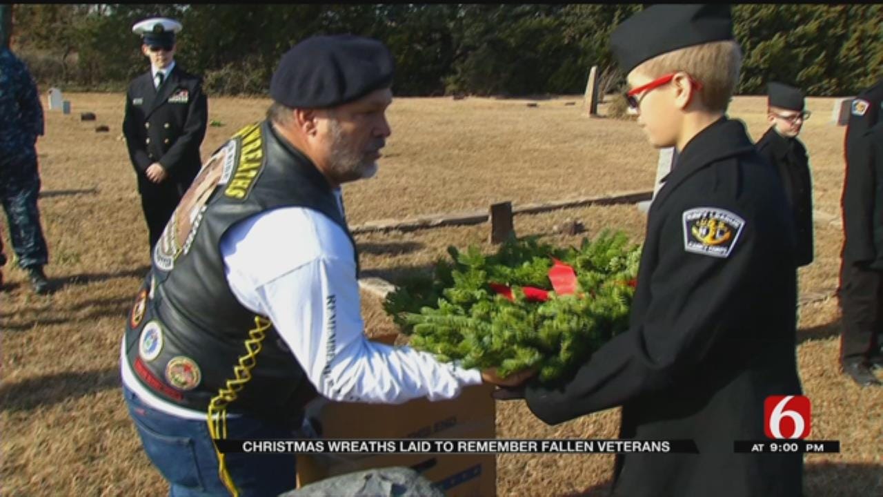 Volunteers Share Holiday Spirit With Fallen Veterans Through Wreaths