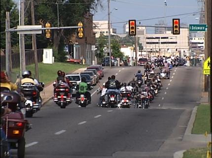 Veterans Escort Vietnam Memorial From Tulsa To Norman