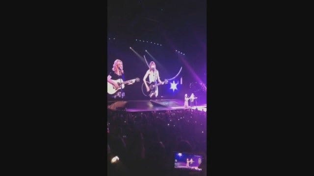 Taylor Swift And Lisa Kudrow Preform "Smelly Cat" From "Friends"