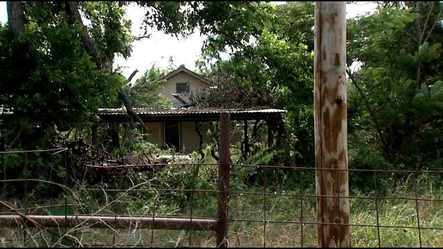 2 Retired Police Officers In Slick Catch 3 People Stealing From Abandoned House