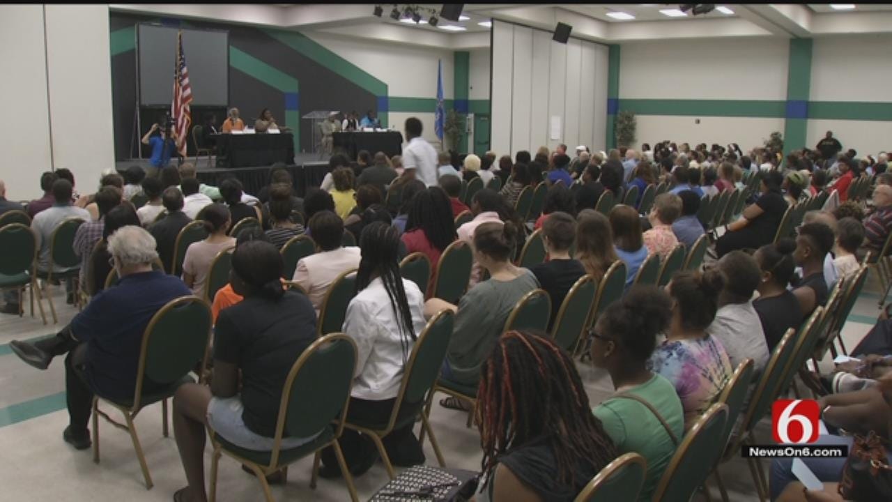 Tulsans Pack Room, Discuss Improving Community, Police Relations