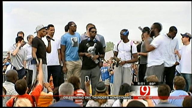 Thunder Players Greet Fans At OKC Airport