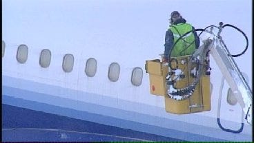 WEB EXTRA: Crews De-Ice Airplanes At Tulsa International Airport