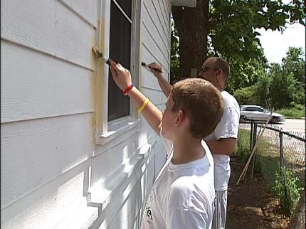 Tulsans Spruce Up Home To Be Used By Families In Need