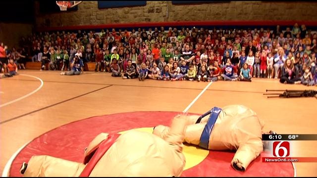 Sumo Wrestlers And Dogs Encourage Oklahoma Students To Read