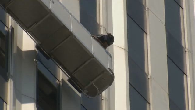 Window Washers Get Stuck 30+ Floors Up On Williams Tower