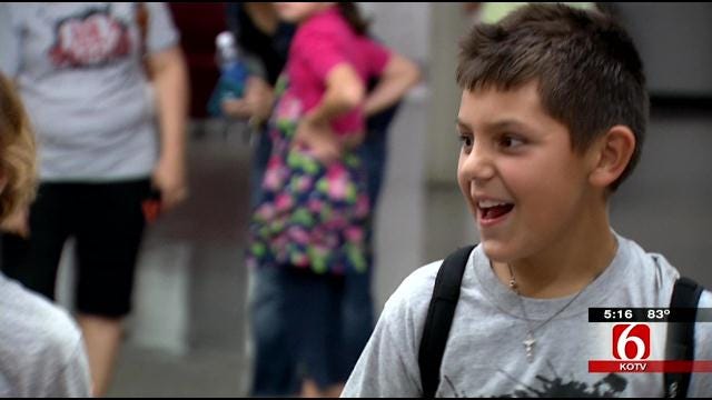 Crowd Welcomes Home Tulsa Boy After Heart Surgery