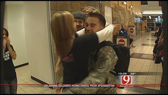 Homecoming Soldier Gets First Kiss From Online Girlfriend