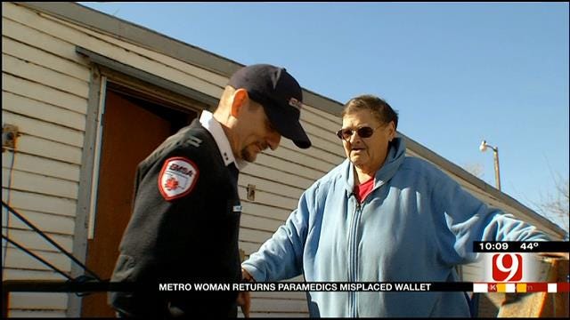 OKC Woman Returns Paramedic's Wallet, Lost During Rescue