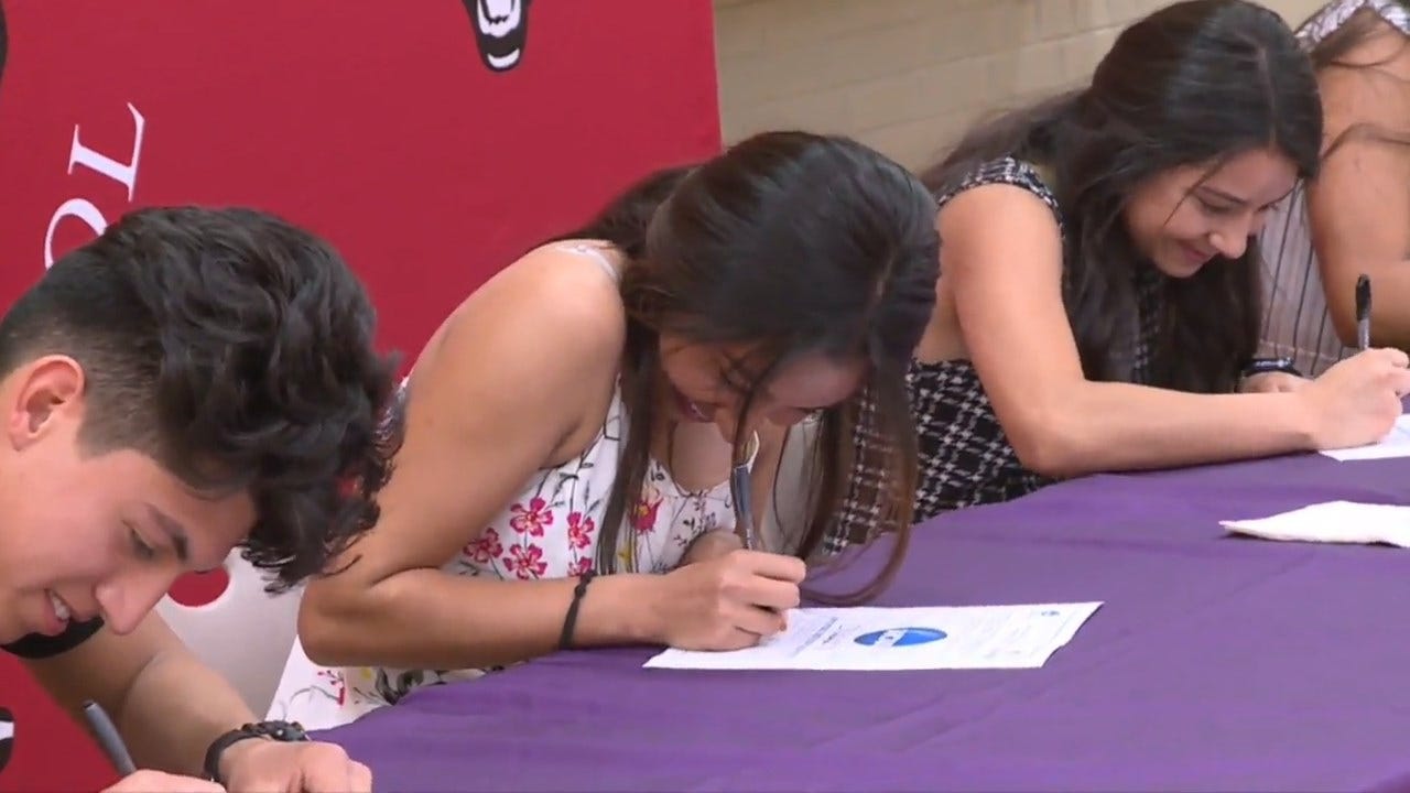 High School Track Star Overcomes Homelessness, Receives College Scholarship