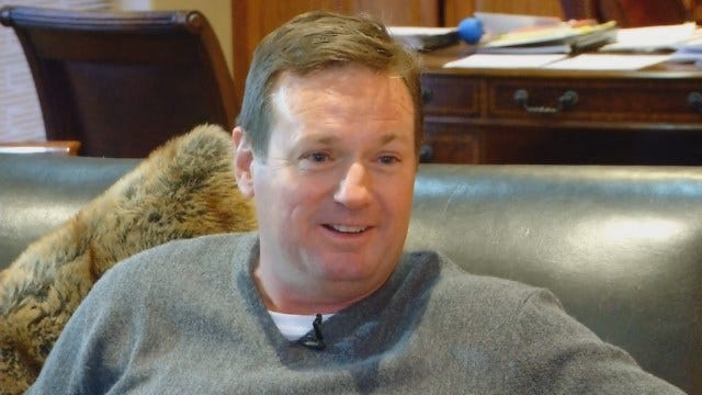 Dean Goes 1-on-1 With OU Football Coach Bob Stoops