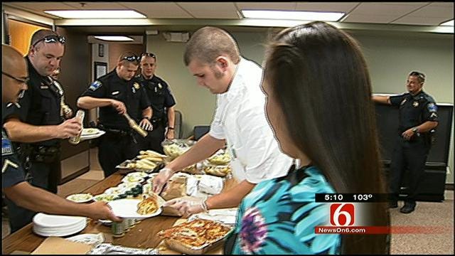 Olive Garden Donates Labor Day Lunches To Tulsa Police