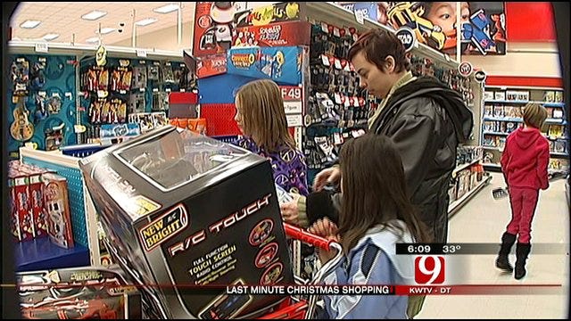 Last-Minute Christmas Shoppers Flock To OKC Stores Friday