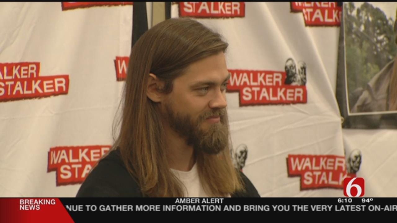 Zombie Fans Shuffle Down To Tulsa Walker Stalker Convention