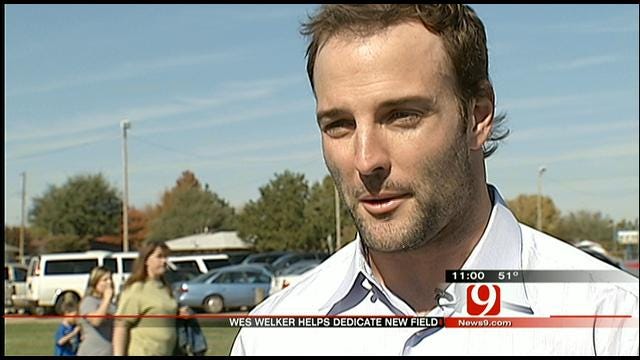 Wes Welker Helps 'Fields Of Dreams' Become Reality For OKC Middle School