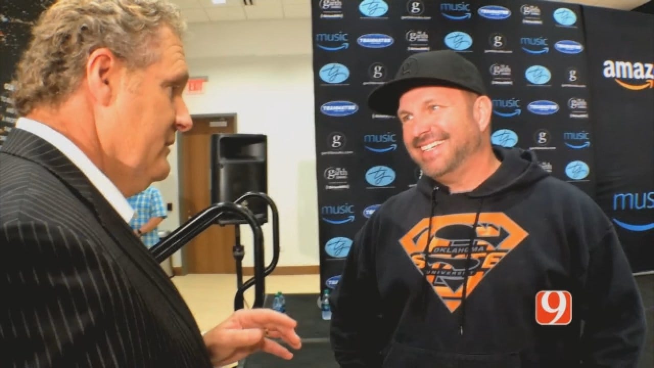 WEB EXTRA: Kelly One-On-One With Garth Brooks