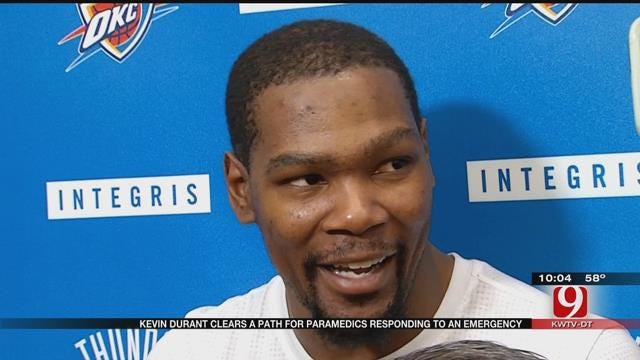 Kevin Durant Clears Path For Paramedics Responding To An Emergency