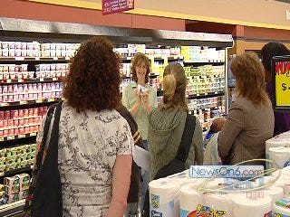 Volunteers With The Parent Child Center Teach Nutrition On Shopping Trip