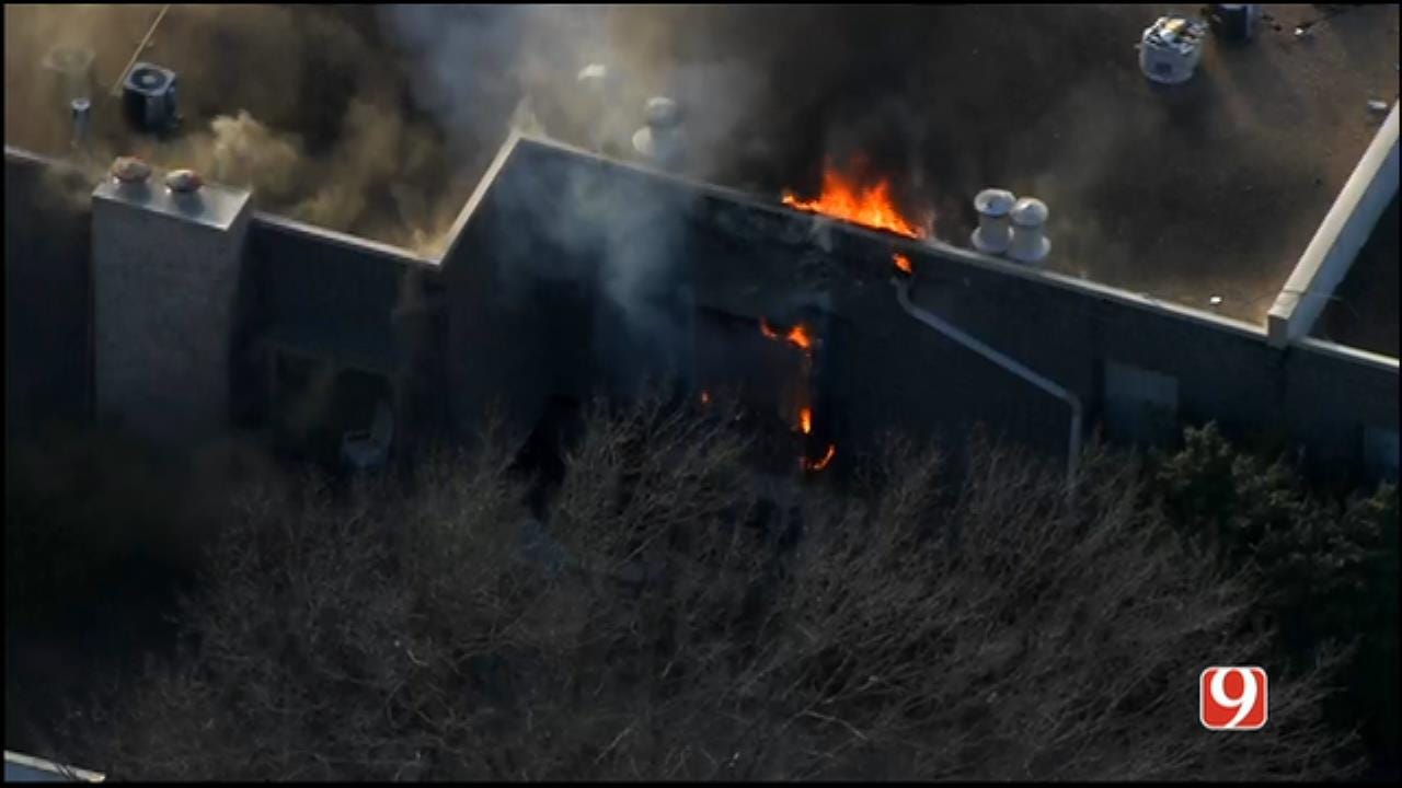 WEB EXTRA: SkyNews 9 Flies Over NW OKC Apartment Fire