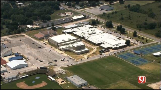 WEB EXTRA: SkyNews 9 Flies Over Bomb Threat Investigation At Shawnee High School