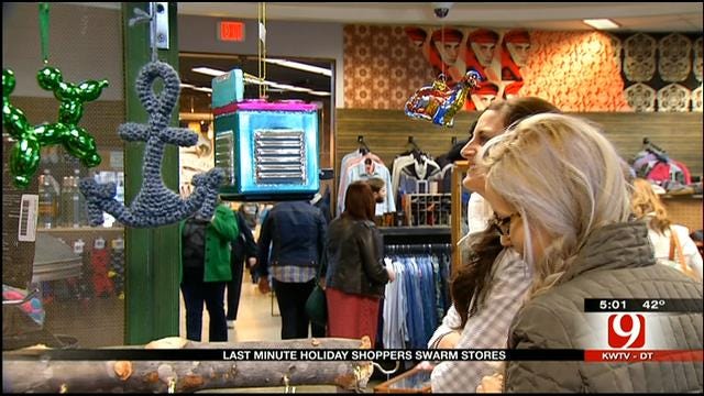 Last-Minute Shoppers Hit Oklahoma Stores On Christmas Eve