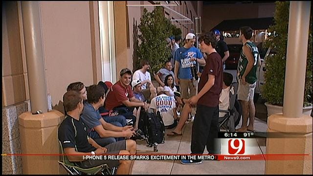 Apple Fans Camp Out on NW Expressway for IPhone 5