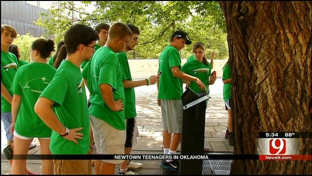 Newtown High Schoolers Arrive To Help Oklahoma Tornado Victims