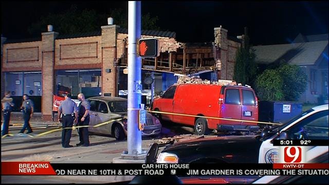 One Killed After Van Crashes Into NW OKC Pizza Parlor