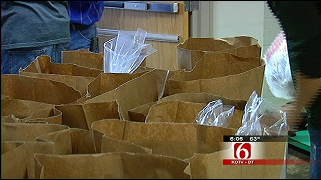 Volunteers Help Hand Out Holiday Meals To Green Country Families