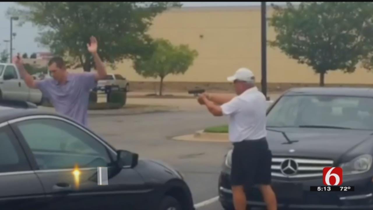 Video Captures Man Holding Suspected Golf Club Thief At Gunpoint