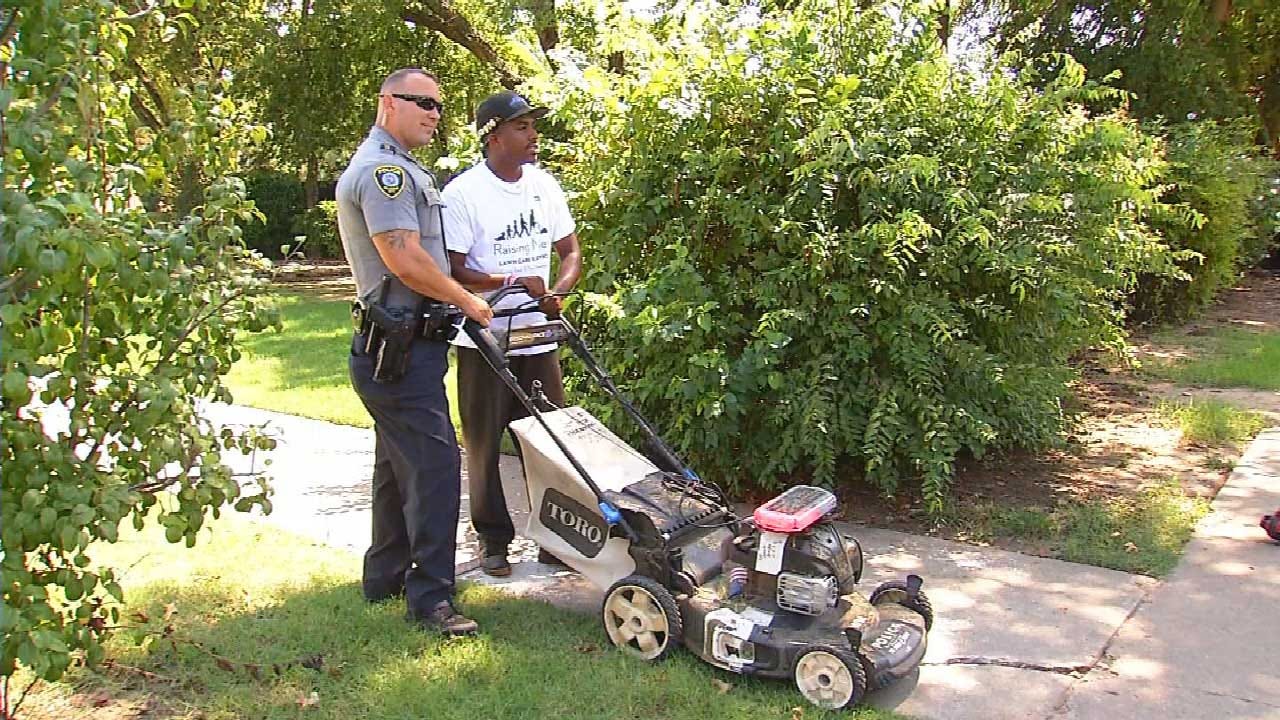 Man On Mission To Mow Lawns In All 50 States Makes Stop In OKC, Officer Joins Cause