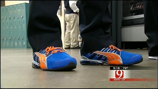 Kelly Ogle Helps Some OKC Police Officers 'Thunder Up' Their Feet