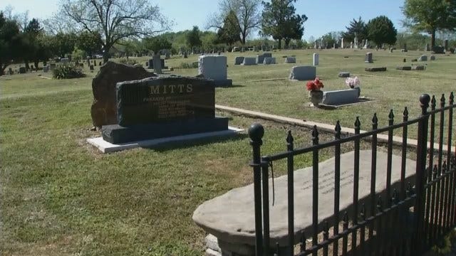 Sandstone, Headstone At Center Of Family Feud