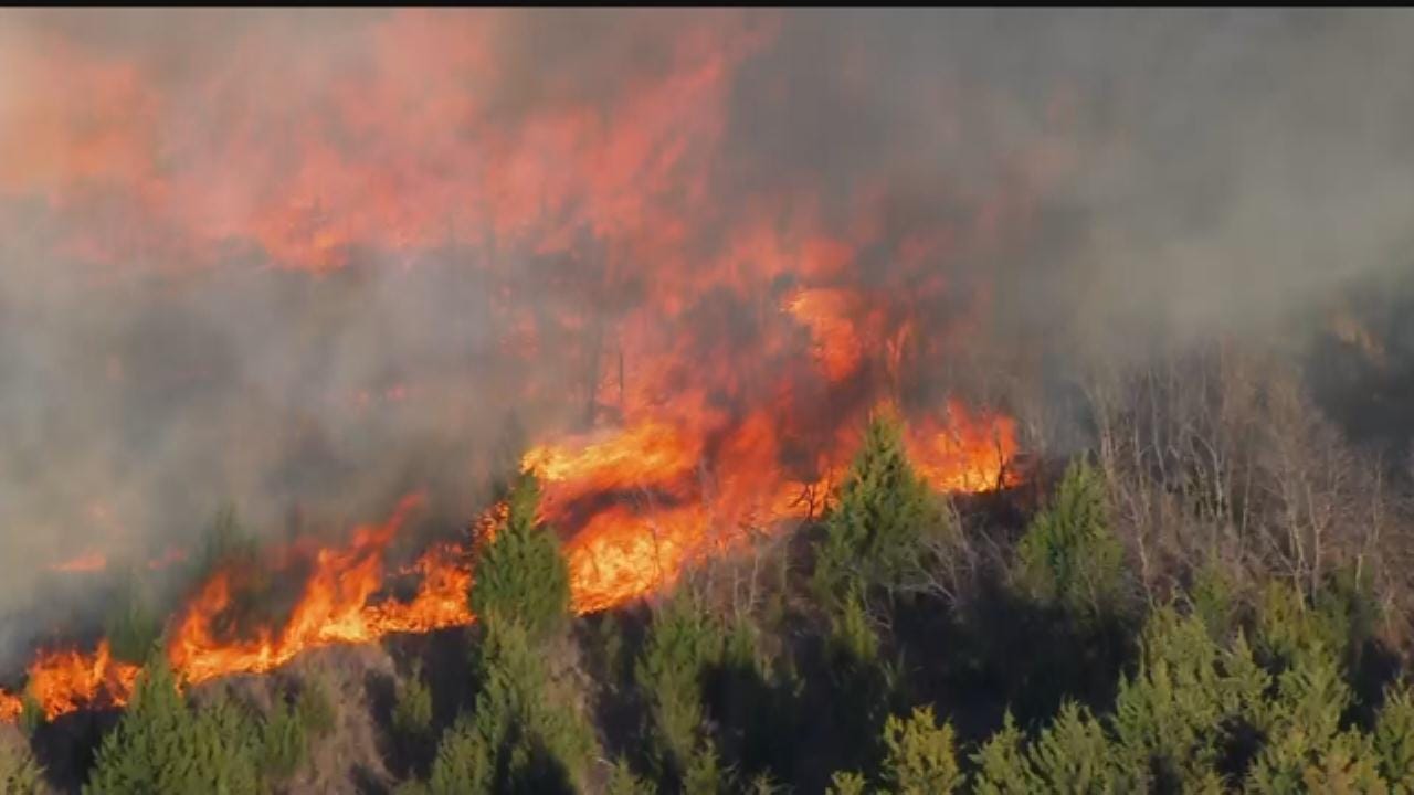 WEB EXTRA: SkyNews 9 Flies Over Grass Fires Along I-35