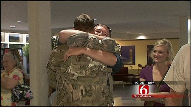 Battle Tested Brothers Receive Patriot's Welcome At Tulsa Airport
