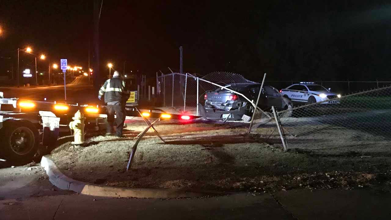 Tulsa Police Search For Driver After Chase Ends In Crash